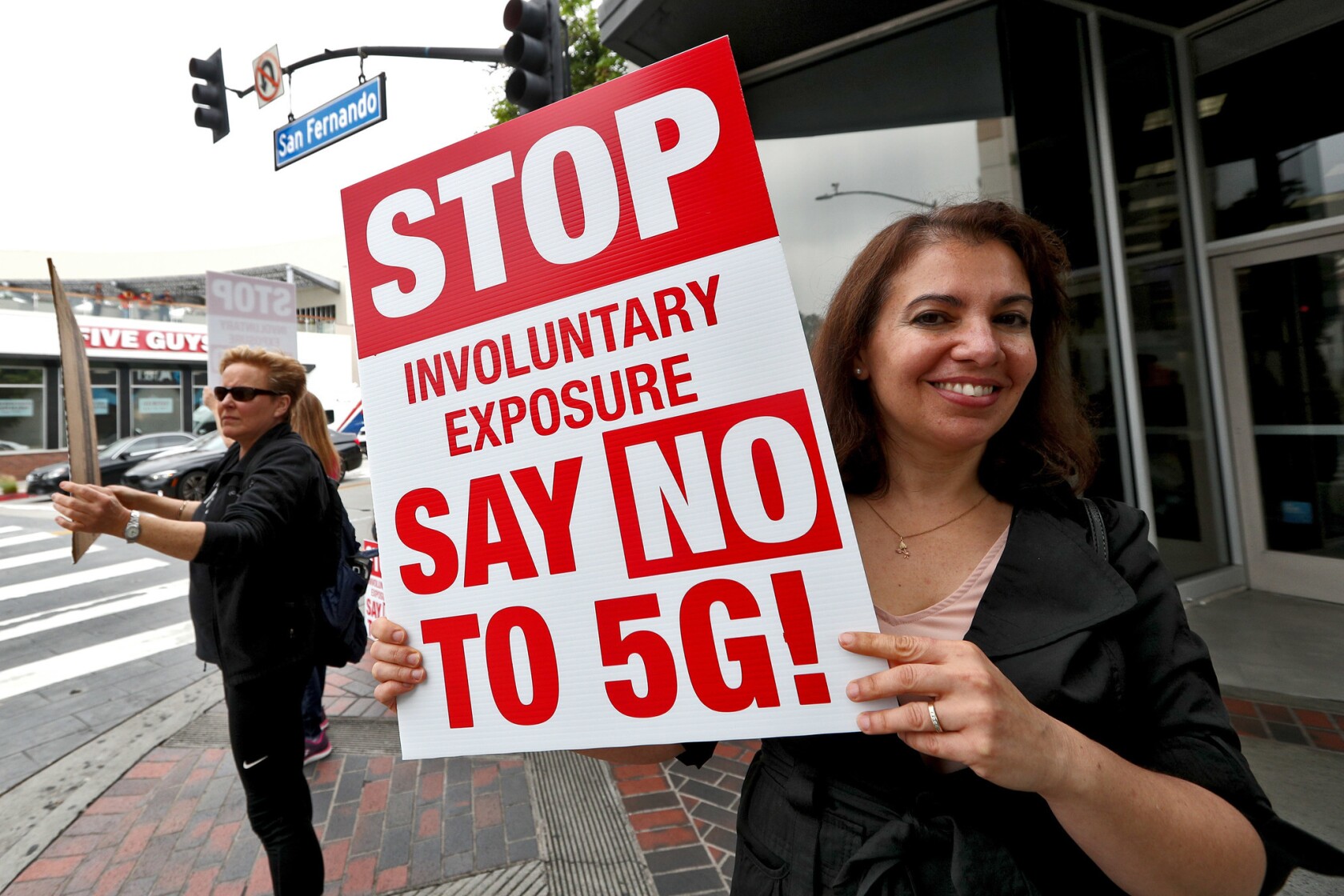 Protesters voice opposition to 5G telecommunication devices - Los ...
