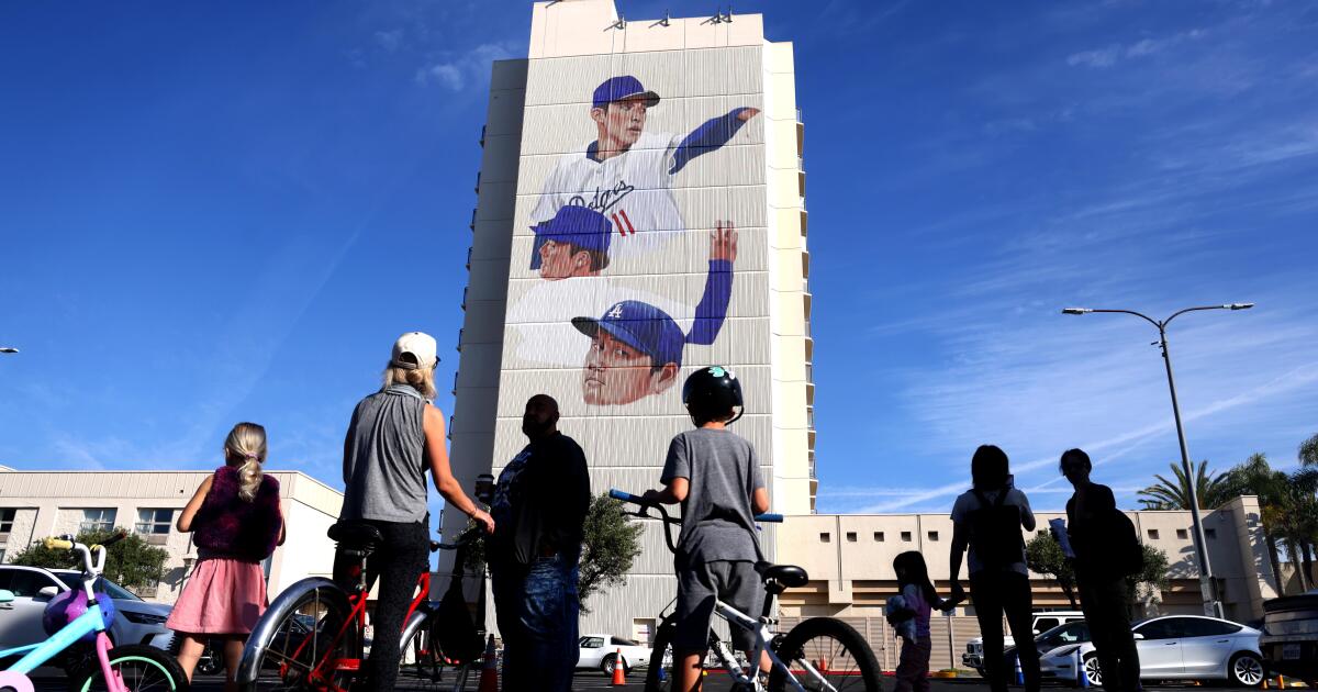Ohtani, Yamamoto e Sasaki homenageados no muro dos Dodgers de 12 andares