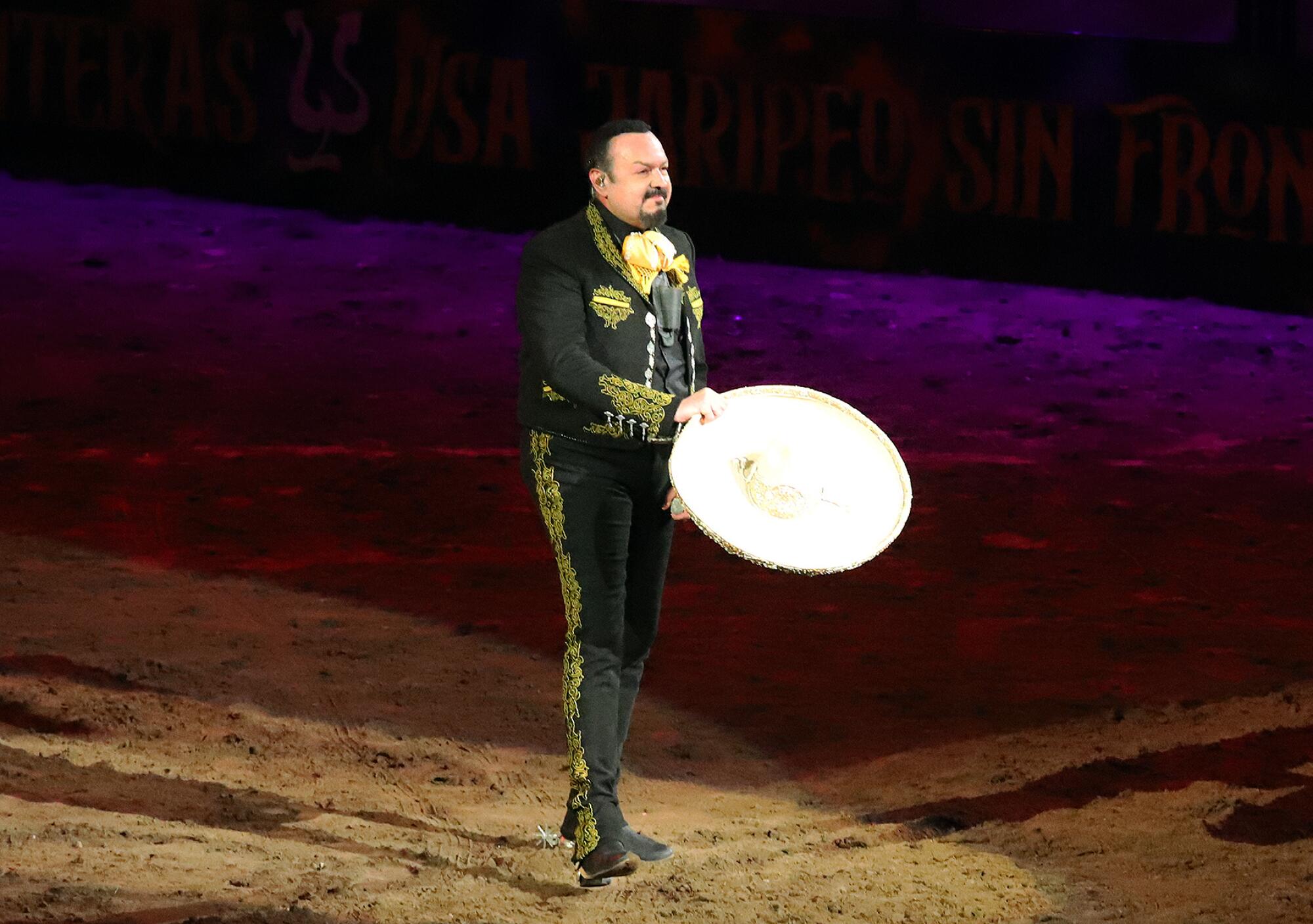 Pepe Aguilar interpretó rancheras, banda, cumbia, baladas y hasta deleitó también con sus discursos.