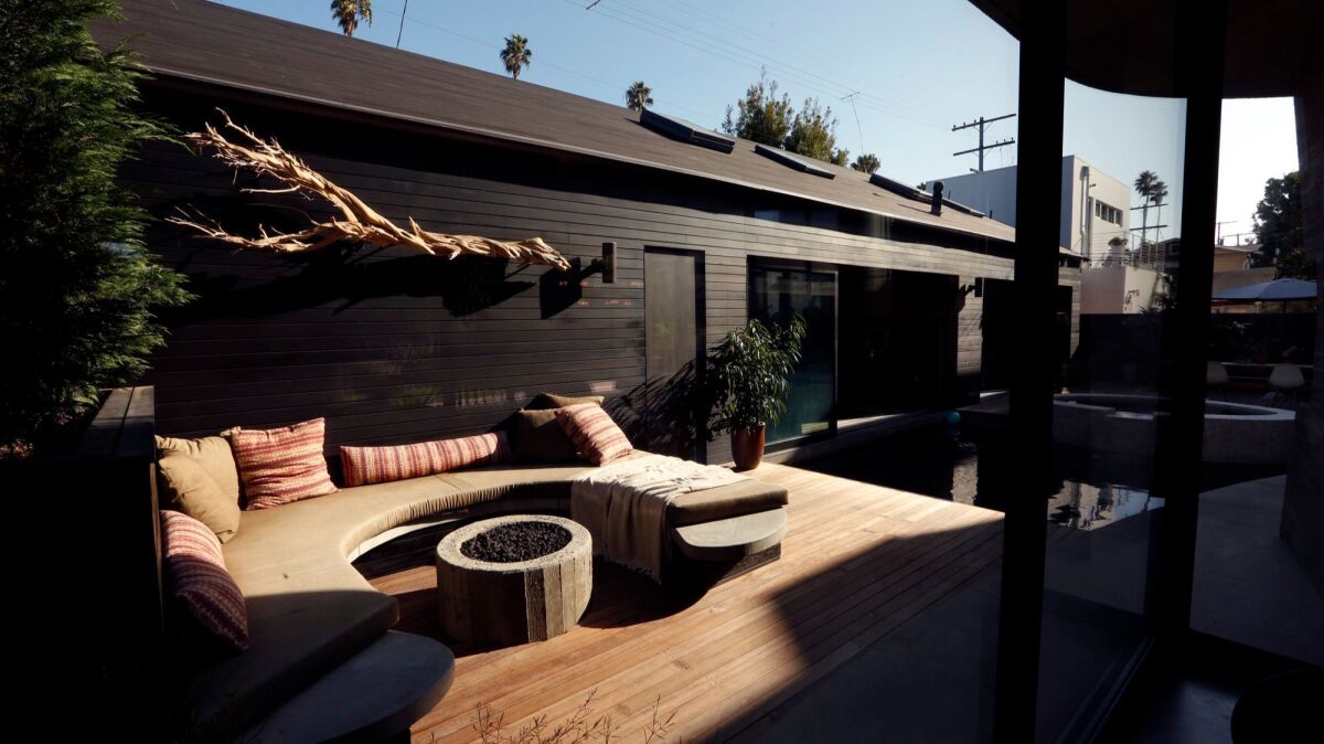 VENICE, CA - NOVEMBER 1, 2016 - An outdoor sitting area rests between the home of Paul Hibler and his wife Tiffany Rochelle and a structure that houses their garage and two separate studios in Venice on November 1, 2016. (Genaro Molina / Los Angeles Times)