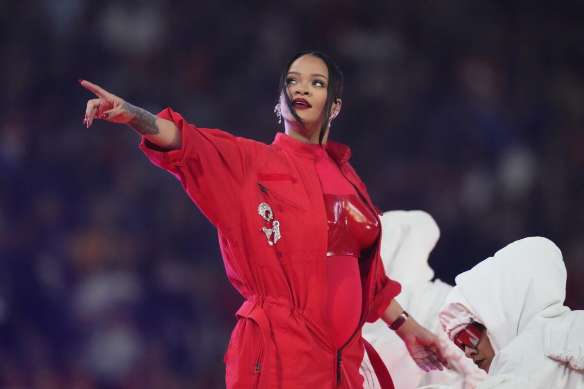 Rihanna durante su presentación en el espectáculo de medio tiempo del Super Bowl 57.