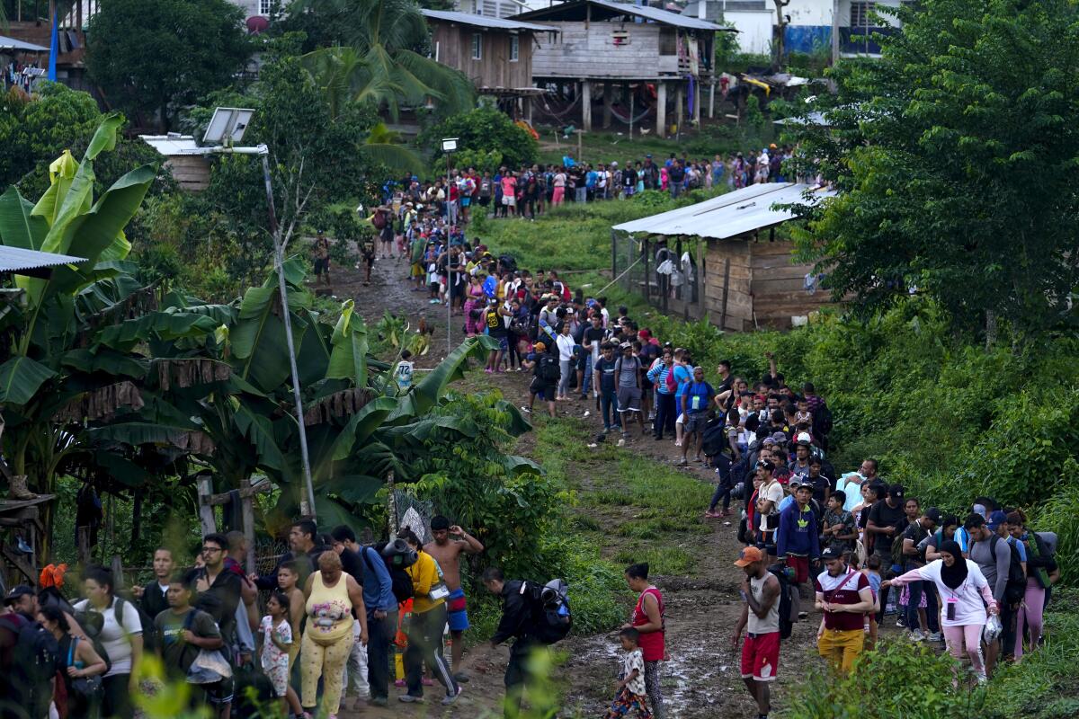 Migrantes que buscan llegar a Estados Unidosen Bajo Chiquito, en la provincia de Darién en Panamá.