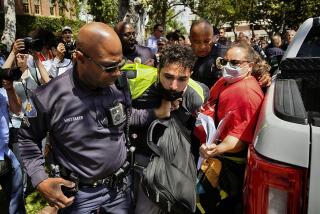 Agentes de la policía universitaria detienen a un manifestante en la Universidad del Sur de Californiadurante un acto propalestino en el Parque de los Exalumnos del campus en Los Ángeles, 24 de abril de 2024. (AP Foto/Richard Vogel)