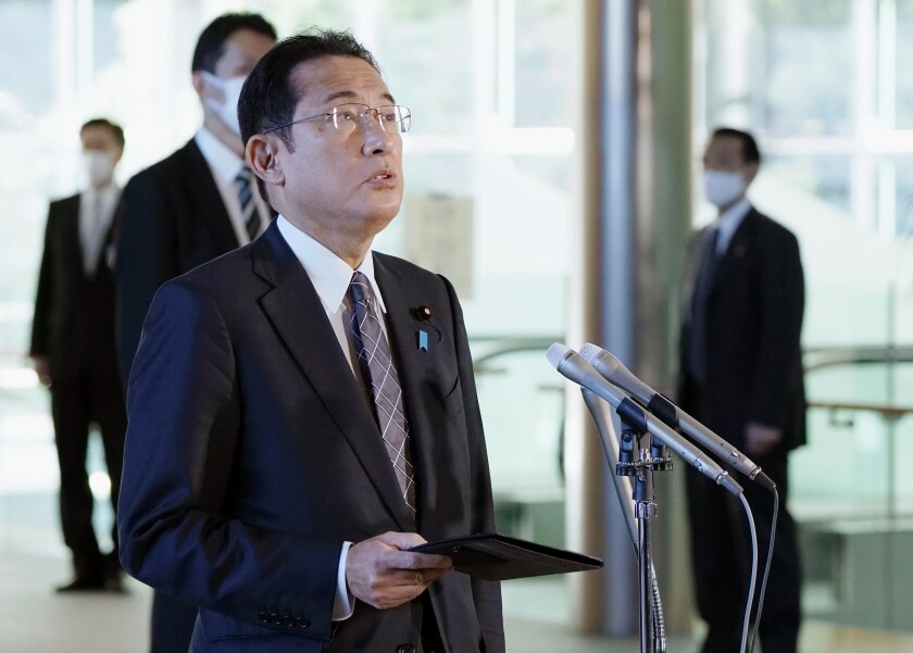 El primer ministro japonés, Fumio Kishida, habla en una conferencia de prensa en su residencia oficial en Tokio, el jueves 2 de diciembre de 2021. (Kyodo News vía AP)