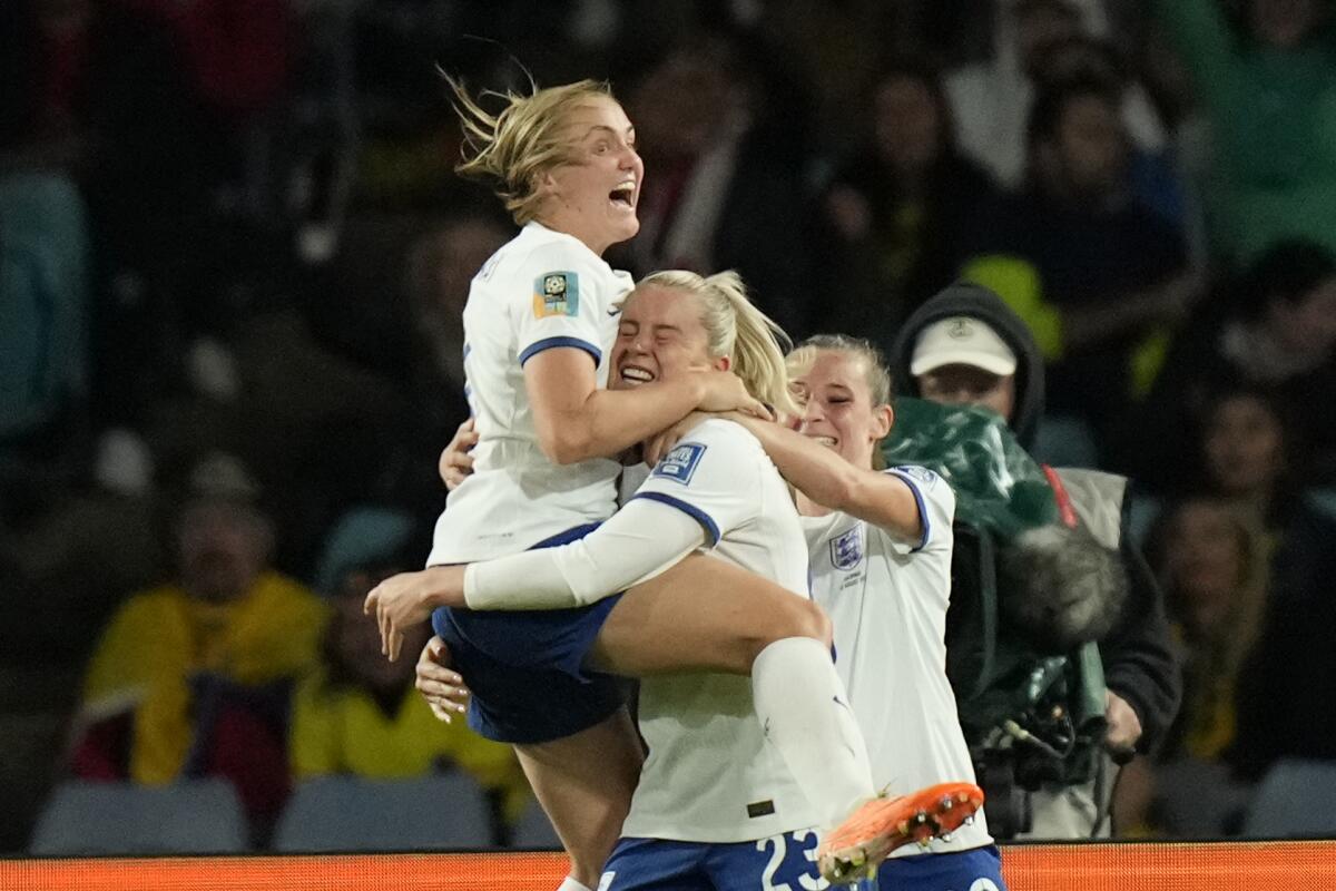 La inglesa Alessia Russo, centro, festeja el segundo gol de su equipo contra Colombia 