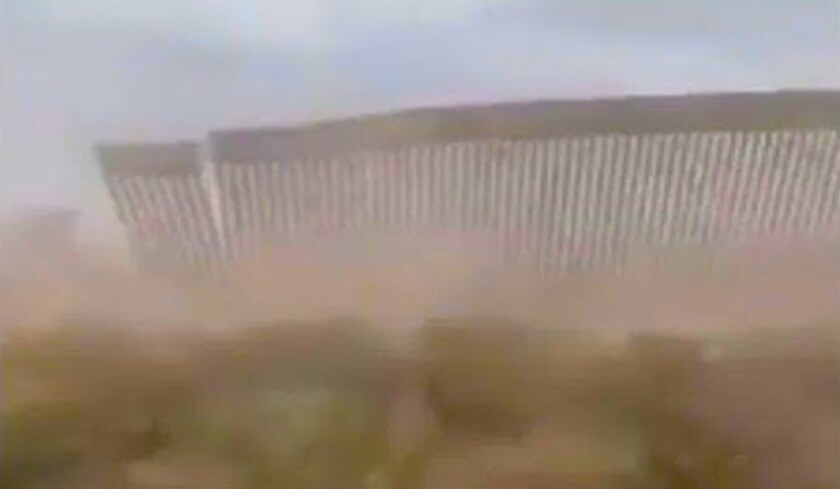 Huracan Hanna Tira Parte Del Muro Fronterizo Entre Ee Uu Y Mexico Video Los Angeles Times