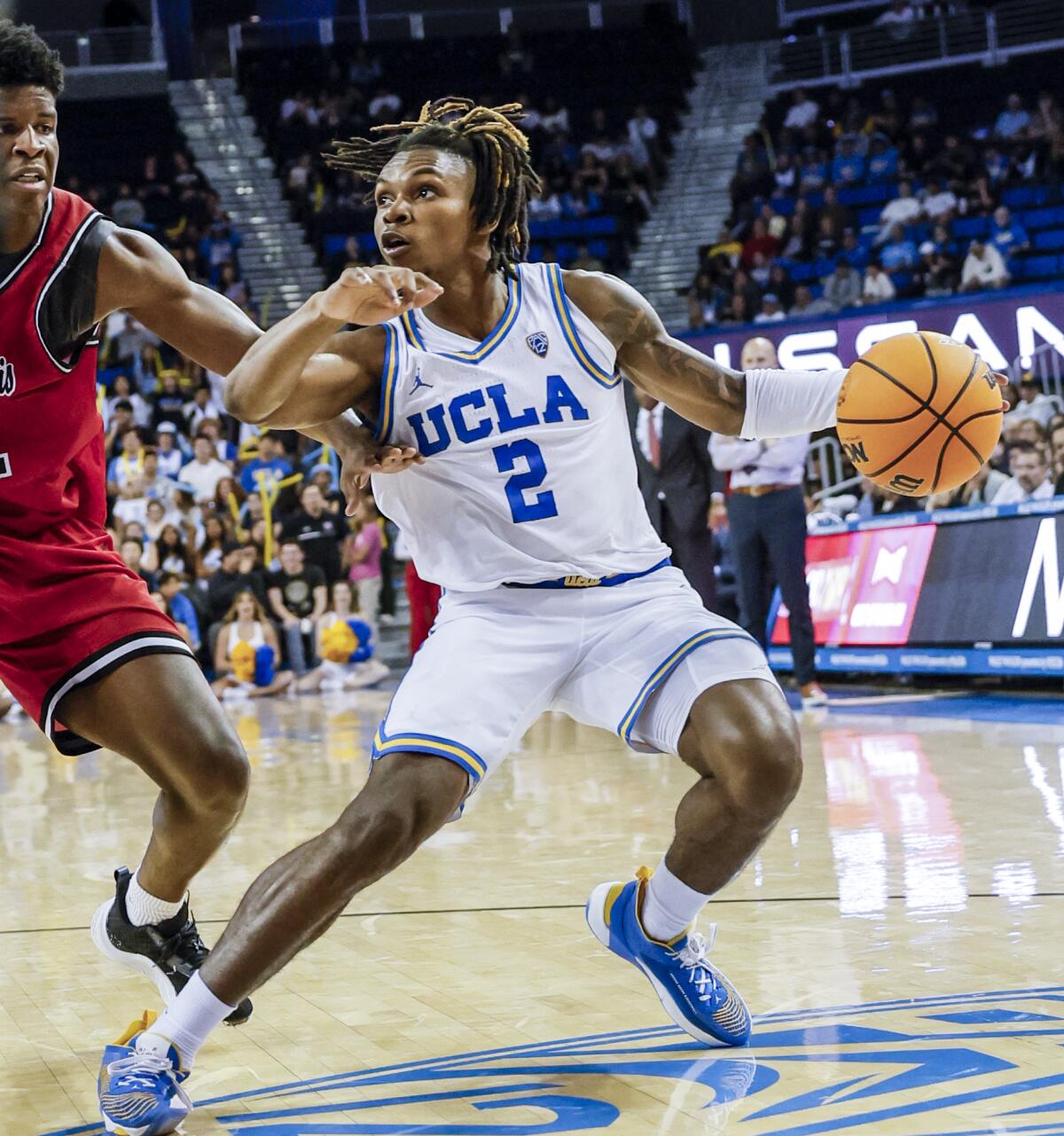 UCLA guard Dylan Andrews, Kasım ayında Saint Francis'e karşı oynanan maçta topu kontrol ediyor.