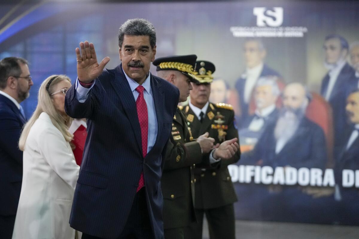 El presidente venezolano Nicolás Maduro, saluda tras terminar una conferencia de prensa 