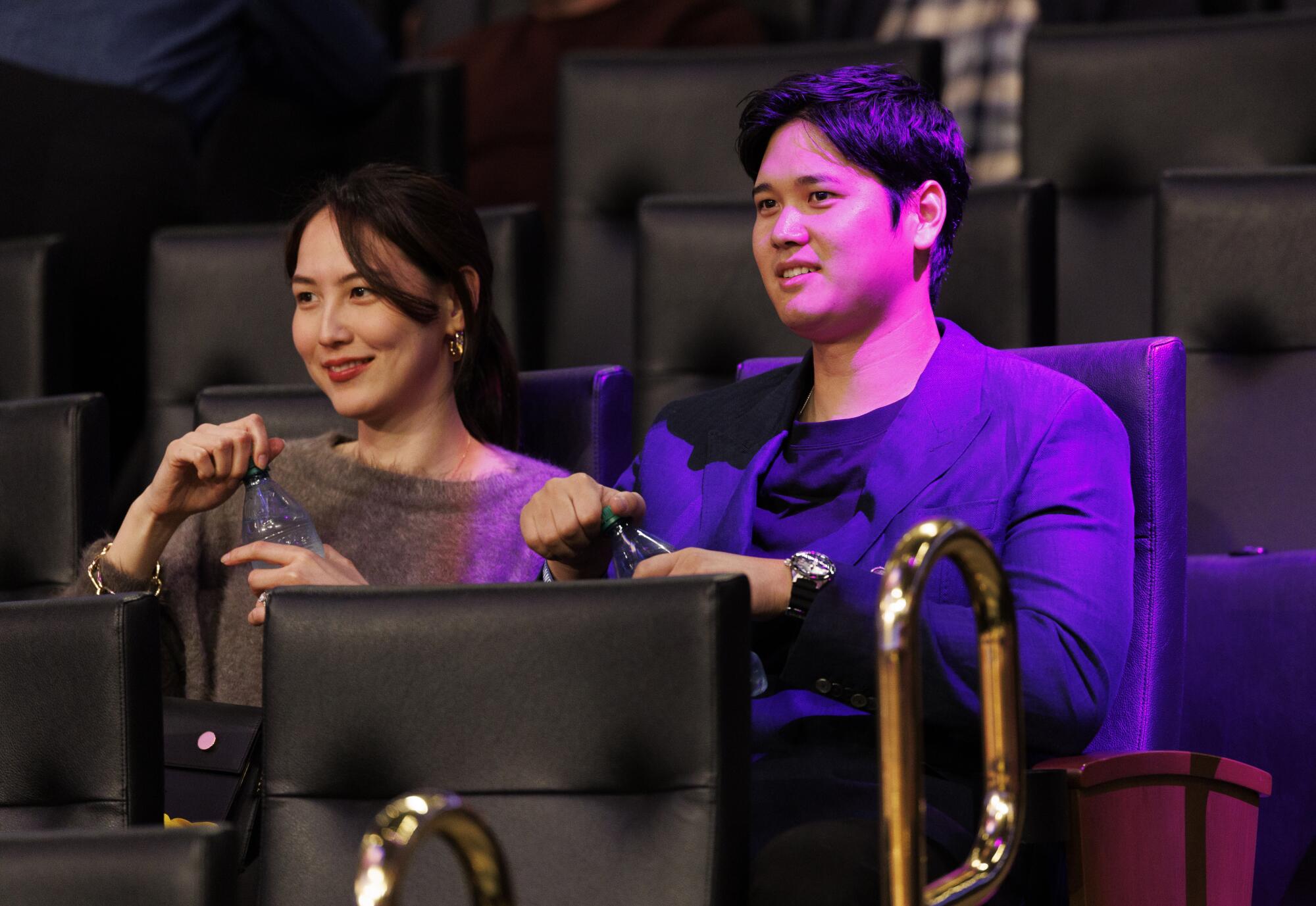 Dodgers'ın yıldızı Shohei Ohtani, Lakers'ın Portland Trail Blazers'la oynadığı maçı izlerken eşi Mamiko Tanaka'nın yanında oturuyor.