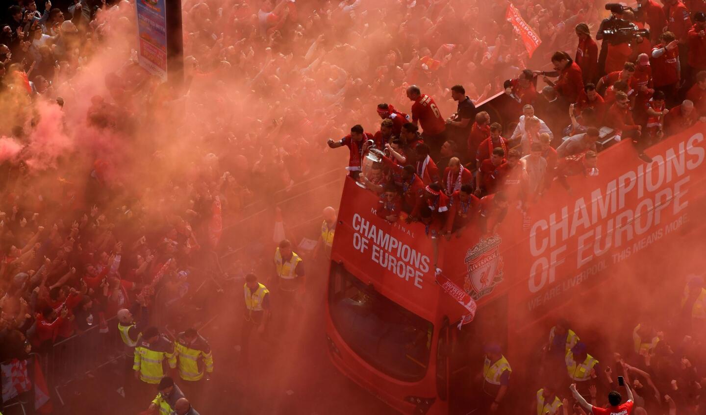 FBL-EUR-C1-ENG-LIVERPOOL-TROPHY-PARADE