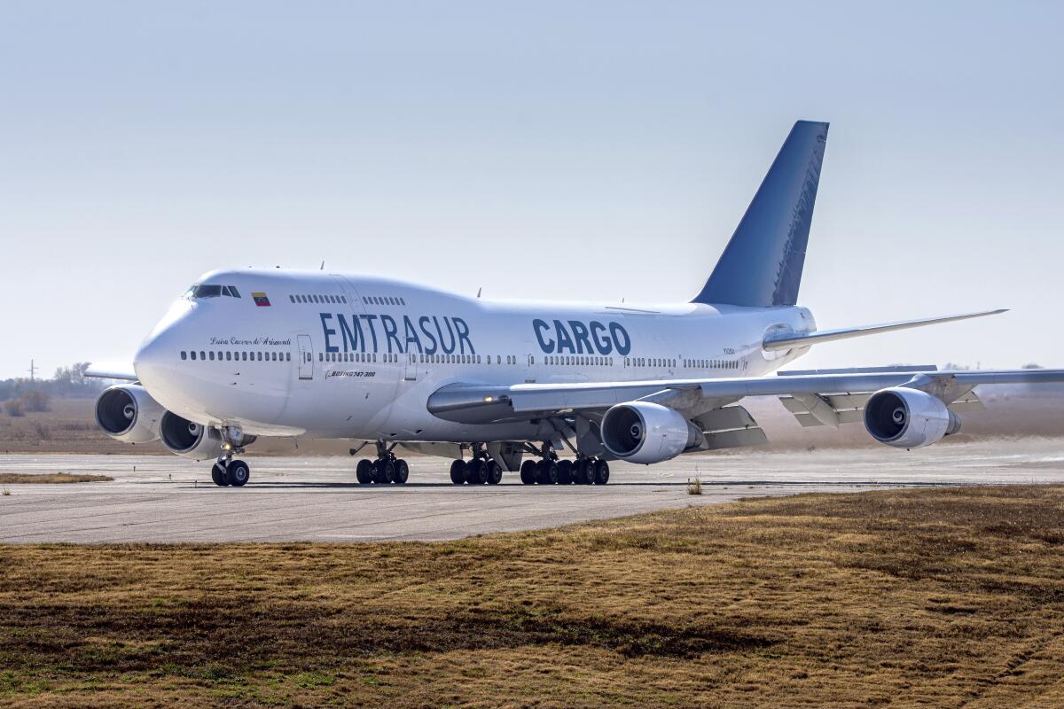 El avión Boeing 747 que era operado por la empresa venezolana Emtrasur, en la pista de aterrizaje