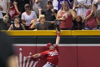 Un pequeño aficionado le arrebató de los guantes a Spencer Steer, y (AP Foto/Matt York)