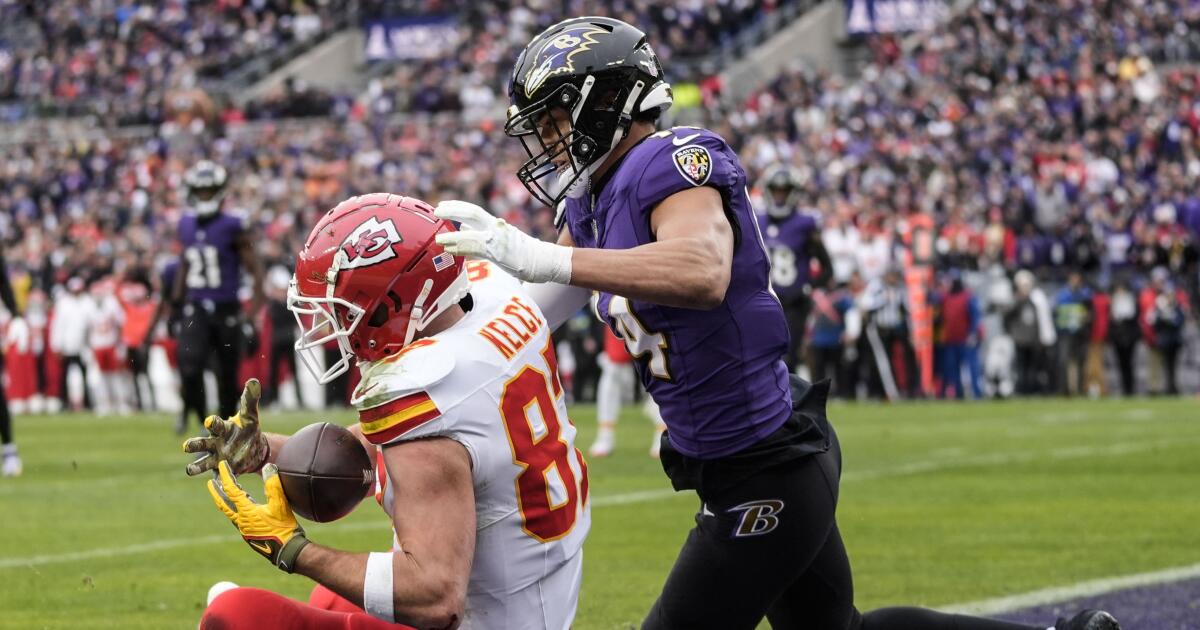 Travis Kelce ramène les Chiefs au Super Bowl alors que les Ravens vacillent