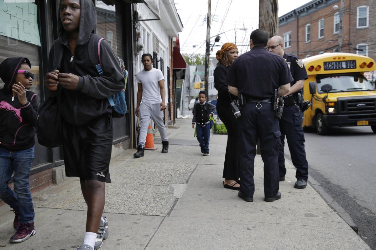 Policías hablan con Cynthia Davis, activista de la comunidad de Staten Island, en Nueva York. (AP Photo/Seth Wenig)