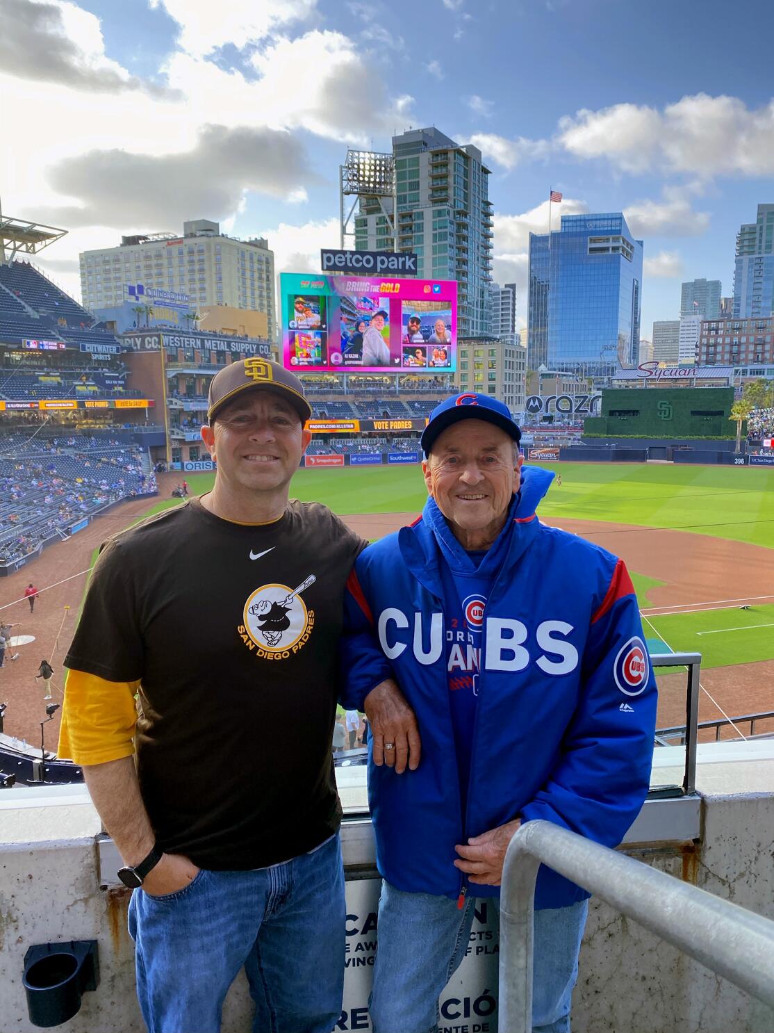 Watch Chicago Cubs baseball fan catching ball in her beer before