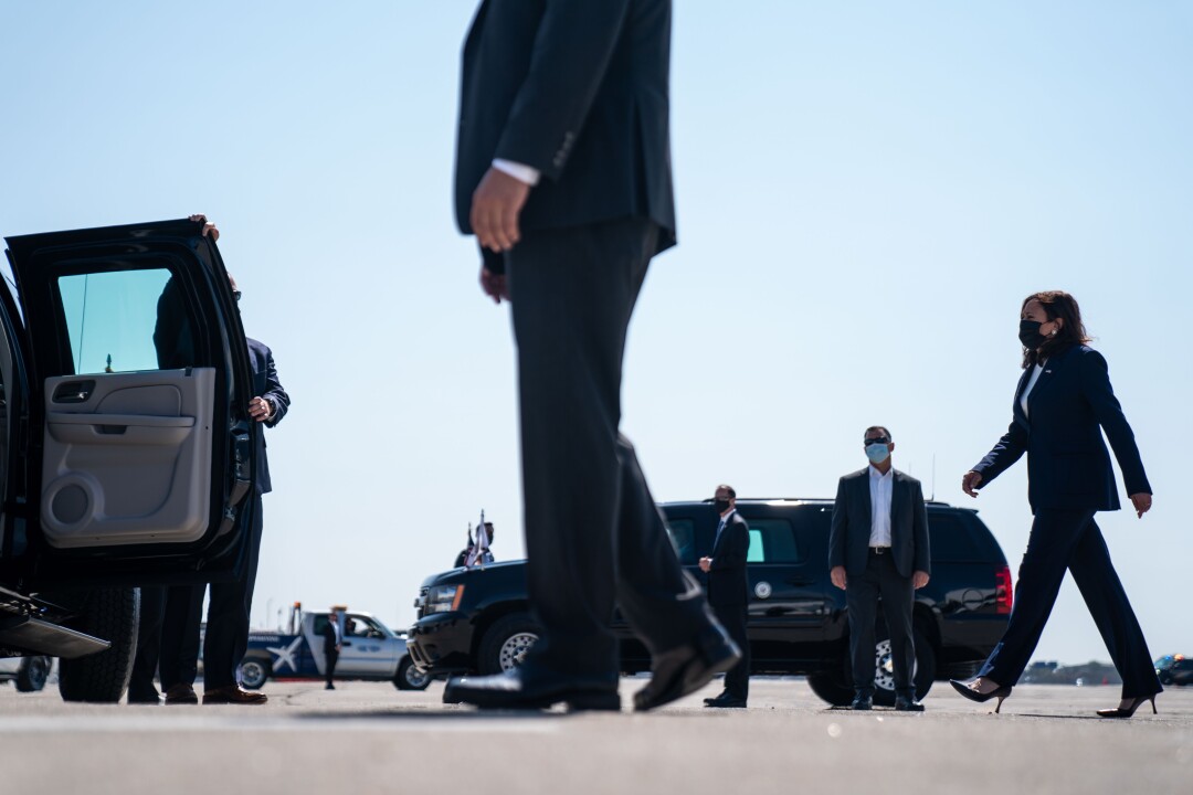   Le vice-président Kamala Harris débarque de l'Air Force Two. 