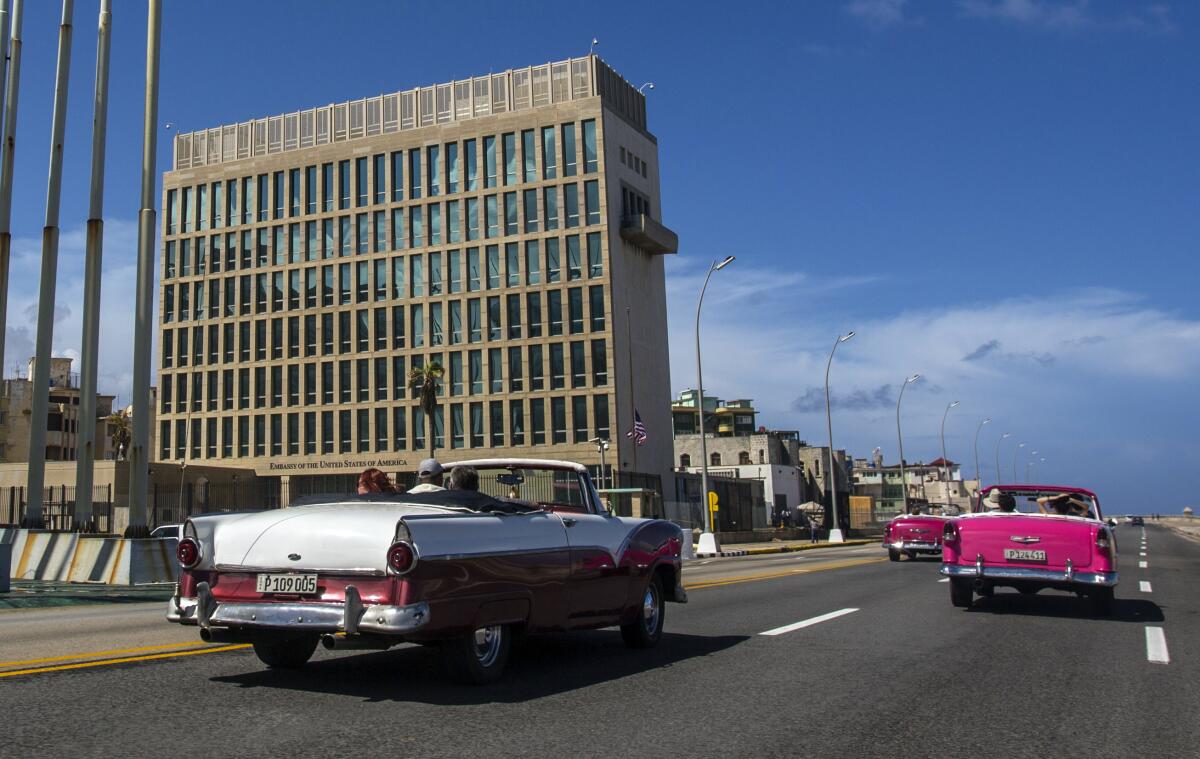 ARCHIVO - Turistas se desplazan en automóviles convertibles clásicos en el Malecón