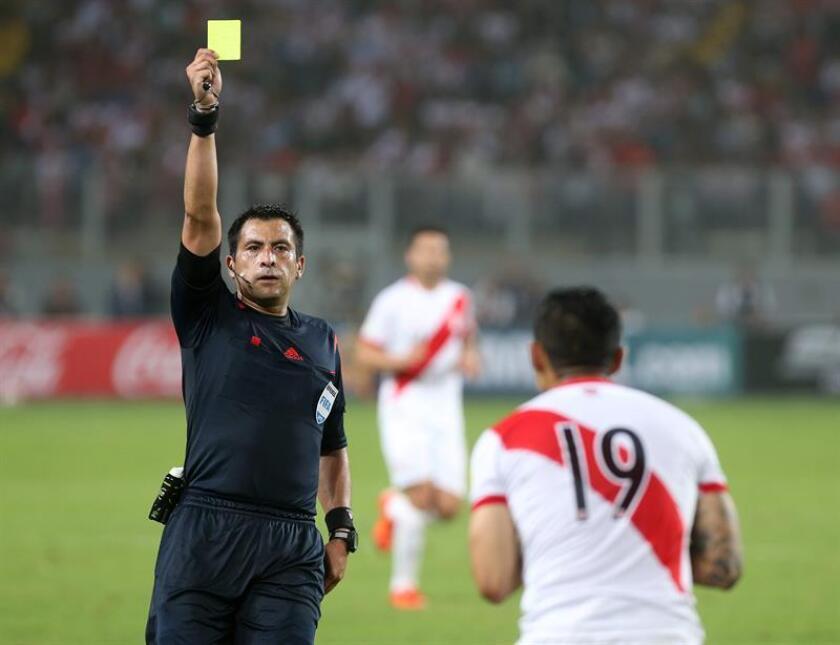 En la imagen, el árbitro chileno Julio Bascuñan (i). EFE/Archivo