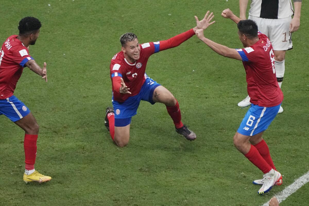 Juan Pablo Vargas (centro), de la selección de Costa Rica, festeja tras anotar ante Alemania