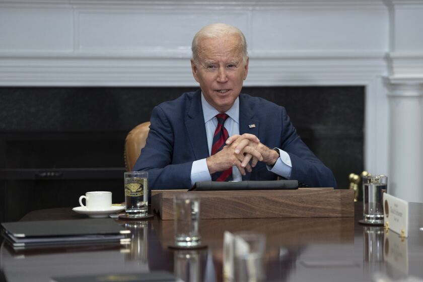 Demandan al Gobierno de Biden por retrasos en proceso de trámites migratorios
