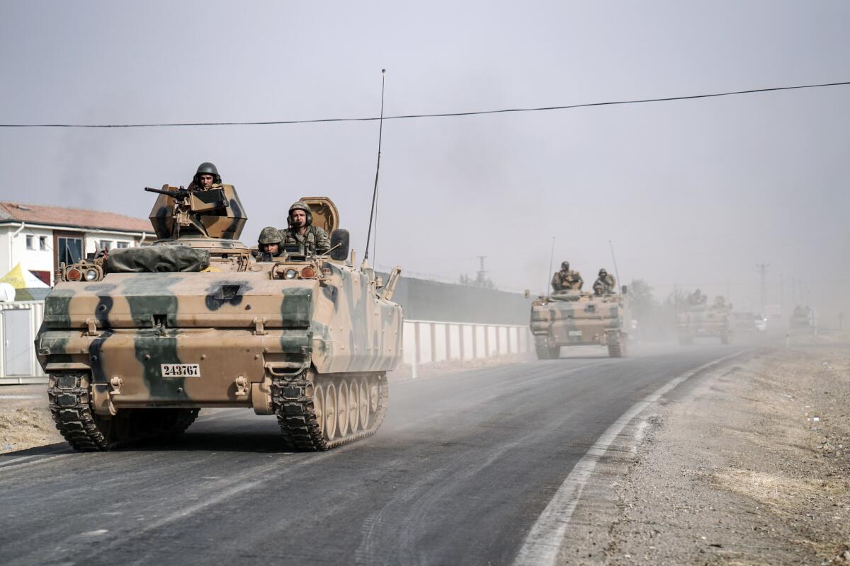 Fotografía de archivo del 25 de agosto de 2016 de tanques y otros vehículos blindados del ejército turco avanzan por Karkamis, Turquía, hacia la frontera con Siria. (AP Foto/Halit Onur Sandal, Archivo)
