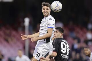 Berat Djimsiti de Atalanta de la Serie A disputa un balón con Lorenzo Pirola de Salernitana en un partido de la Serie A, el lunes 6 de mayo de 2024. (Alessandro Garofalo/LaPresse vía AP)