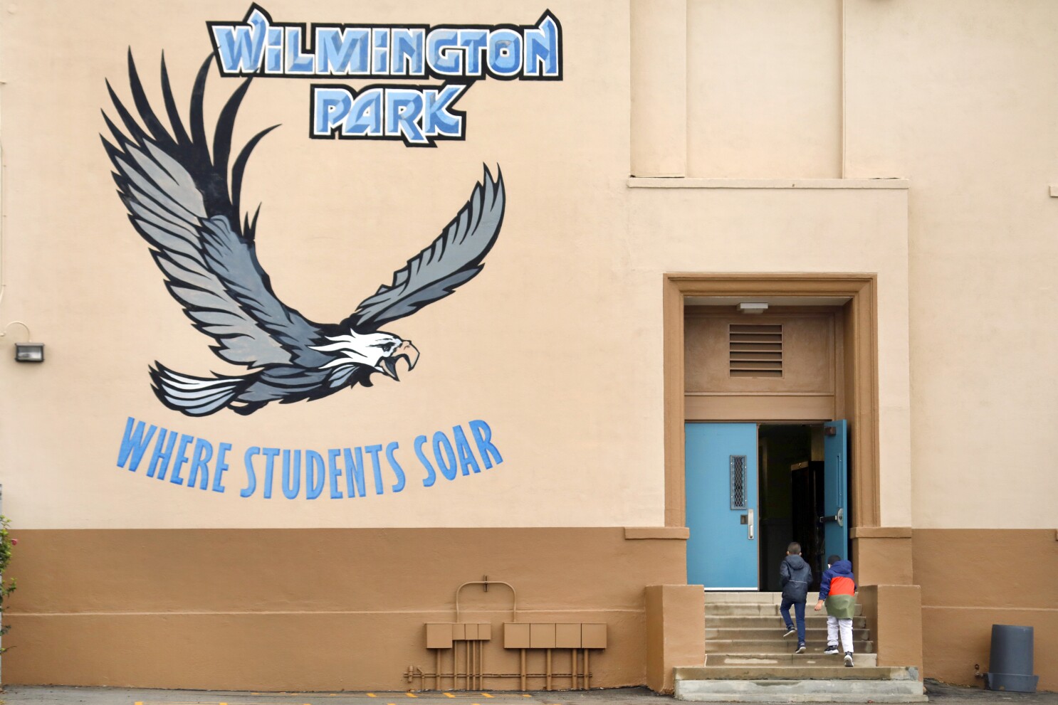 13 Year Old Boy Killed Two Injured In Wilmington Shooting Los Angeles Times