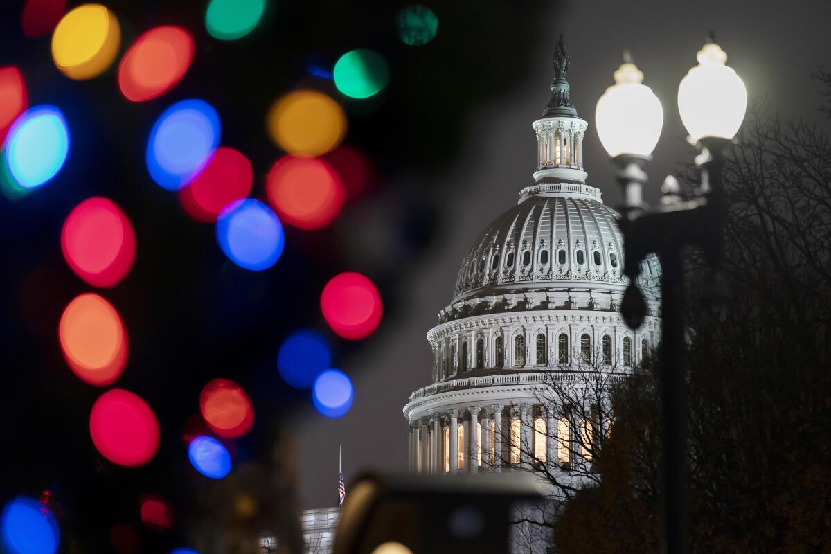 La imagen muestra al Capitolio en Washington con luces navideñas. 