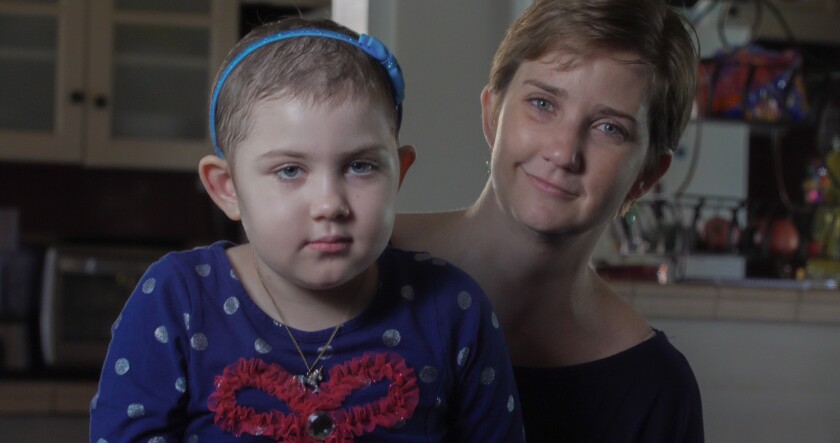 Un enfant et un adulte.