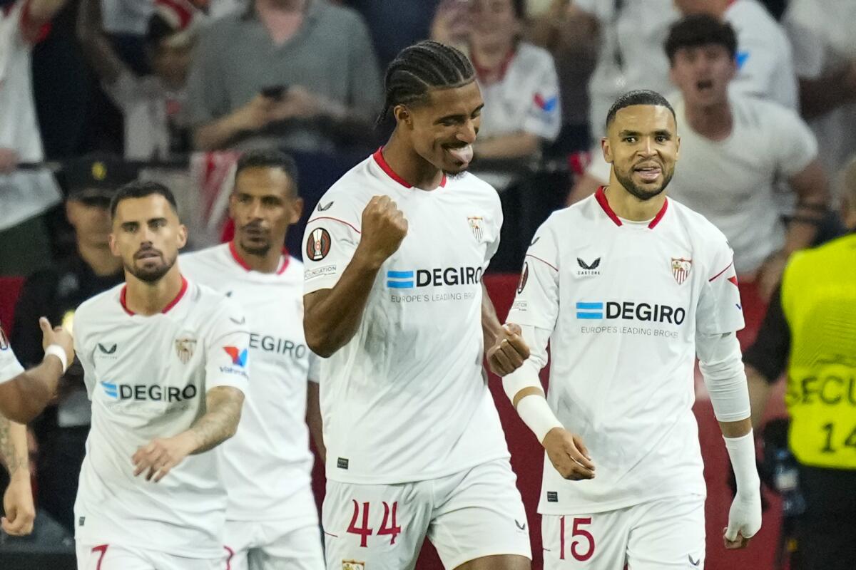 Loic Bade (centro) celebra el segundo gol del Sevilla en la victoria 3-0 ante el Manchester United 