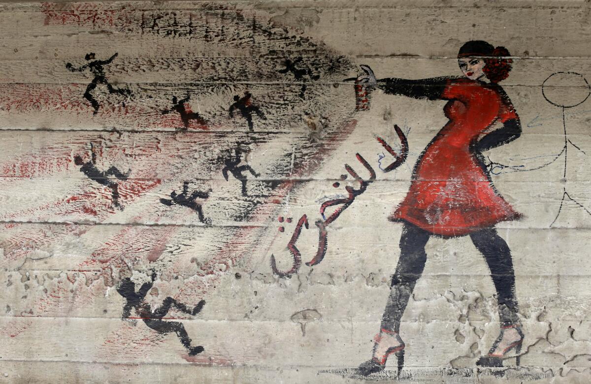 Un mural con las letras en árabe que dicen “no al acoso”, en una pared de El Cairo, el 24 de mayo de 2013. (AP Foto/Hassan Ammar, File)