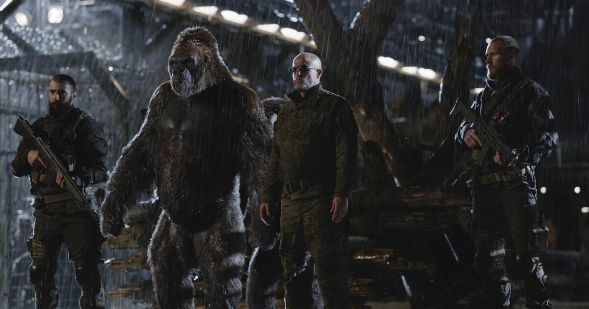 Esta imagen proporcionada por Twentieth Century Fox con Woody Harrelson, al centro, en una escena de War for the Planet of the Apes.