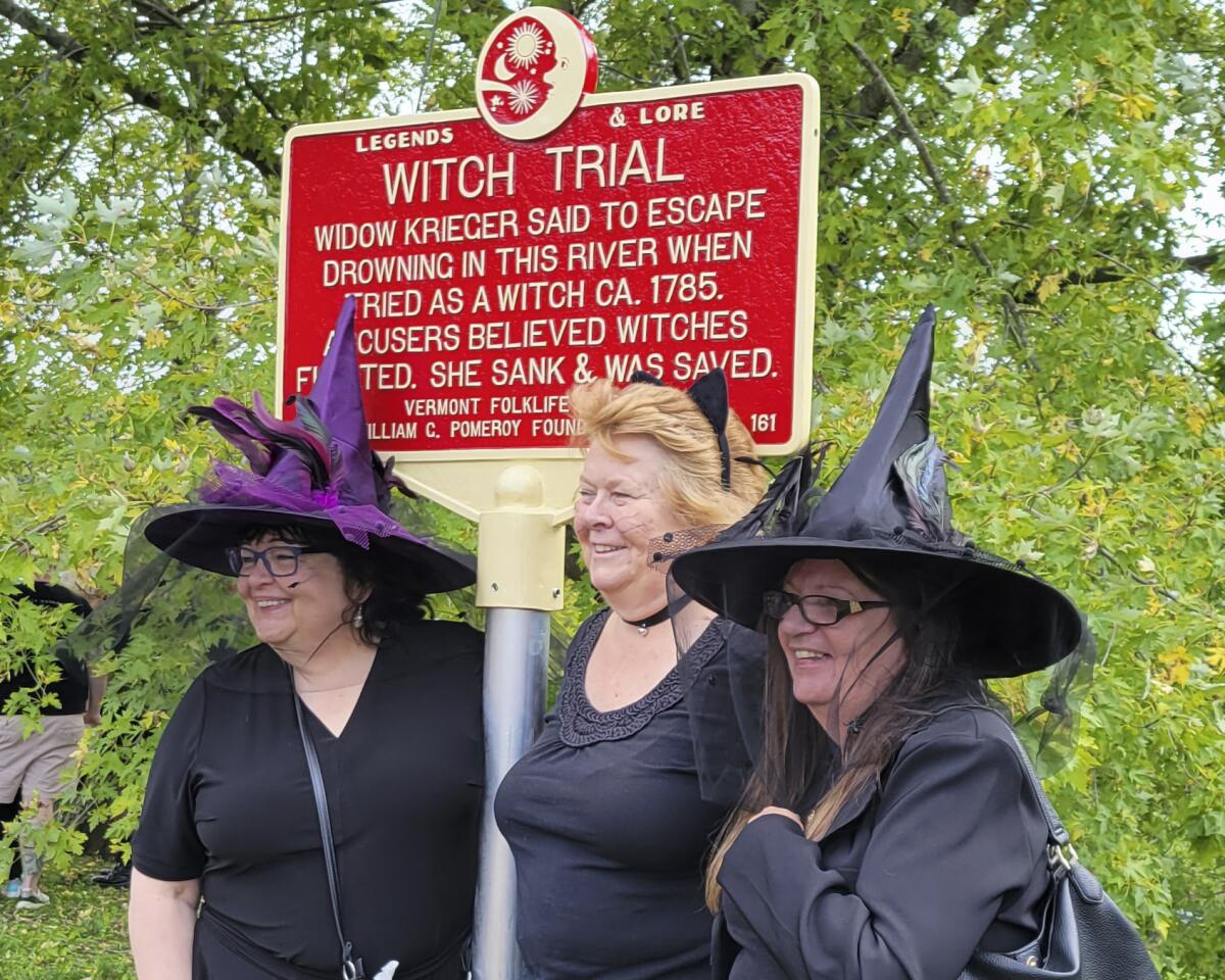 En esta foto del 16 de setiembre de 2023, provista por Alexina Jones, mujeres vestidas de brujas 