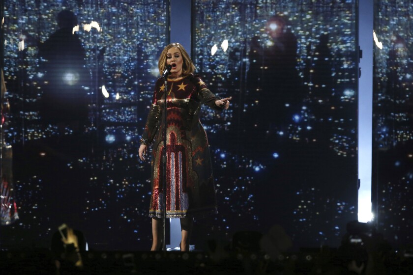 ARCHIVO - Adele canta en la ceremonia de los Premios Brit en el 02 Arena de Londres el 24 de febrero de 2016. Adele pospuso una residencia de 24 fechas en Las Vegas horas antes de que comenzara, citando retrasos de entregas y casos de coronavirus en su equipo. La estrella británica dijo que estaba “destrozada” y prometió reprogramar los conciertos. (Photo by Joel Ryan/Invision/AP, Archivo)