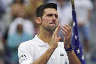 ARCHIVO - El serbio Novak Djokovic aplaude al público tras caer ante el ruso Daniil Medvedev en la final del Abierto de Estados Unidos, el 12 de septiembre de 2021 (AP Foto/John Minchillo, archivo)