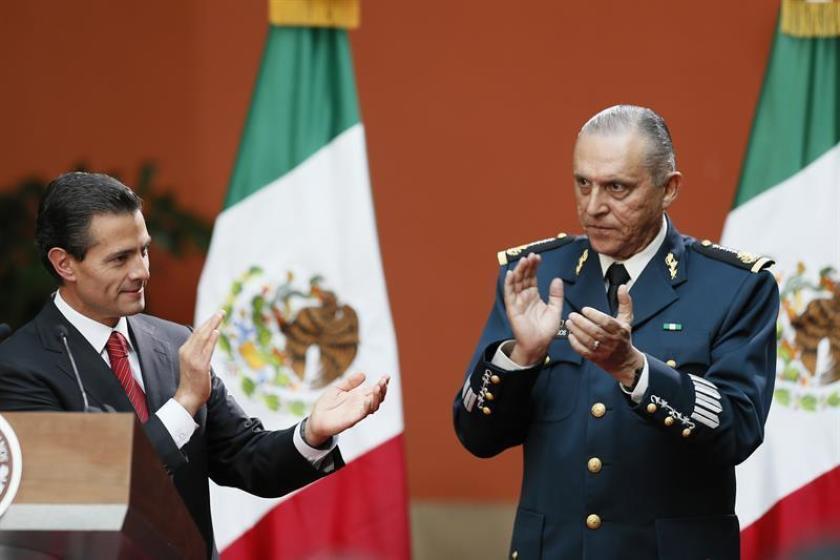 En esta foto de archivo, el entonces secretario de Defensa Nacional de México, Salvador Cienfuegos (d), junto al presidente Enrique Peña Nieto.