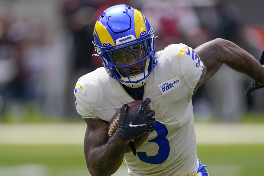 En foto del 18 de septiembre del 2022, el running back Cam Akers, de los Rams de Los Ángeles, corre con el balón en duelo con los Falcons de Atlanta en Inglewood, California. El viernes 14 de octubre del 2022, Akers se perderá el duelo del domingo ante los Panthers por motivos personales. (AP Foto/Mark J. Terrill)