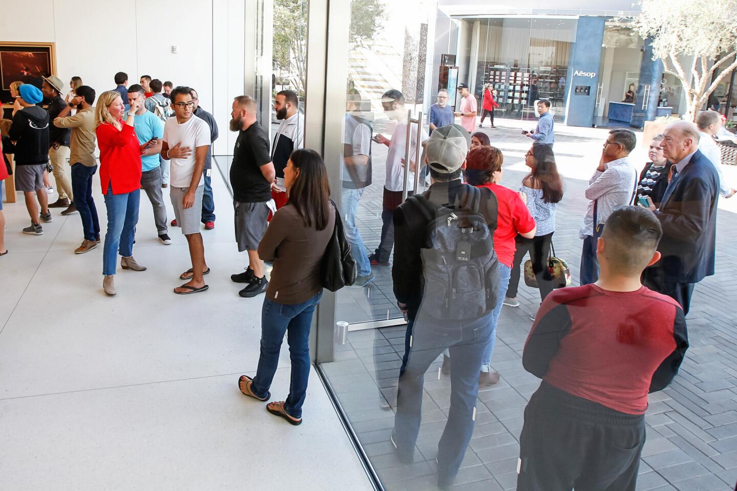 Apple retail store selling iPhones, iPads and more in sleekly designed  spaces. located in Westfield UTC. with pedestrians passing by outside the  store. La Jolla. San Diego, California, USA. March 23rd, 2019