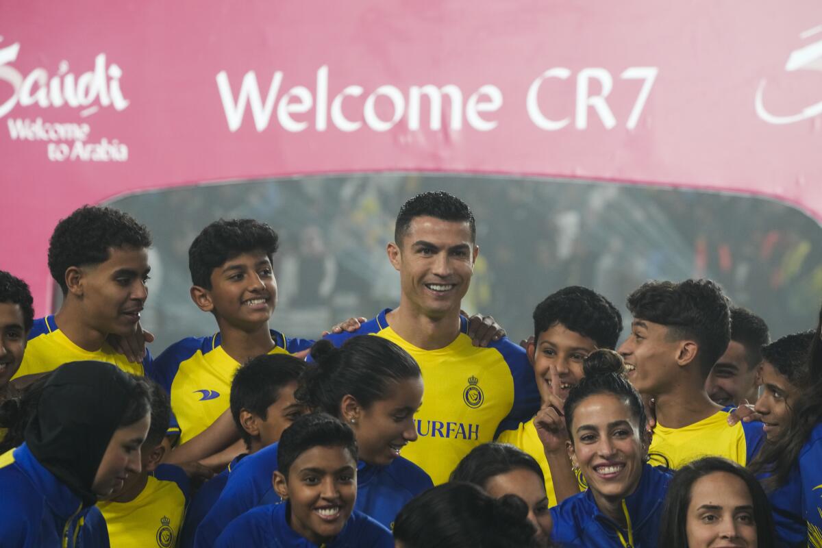 Cristiano Ronaldo sonríe durante su presentación oficial con el Al Nassr de Arabia Saudí, en Riad,