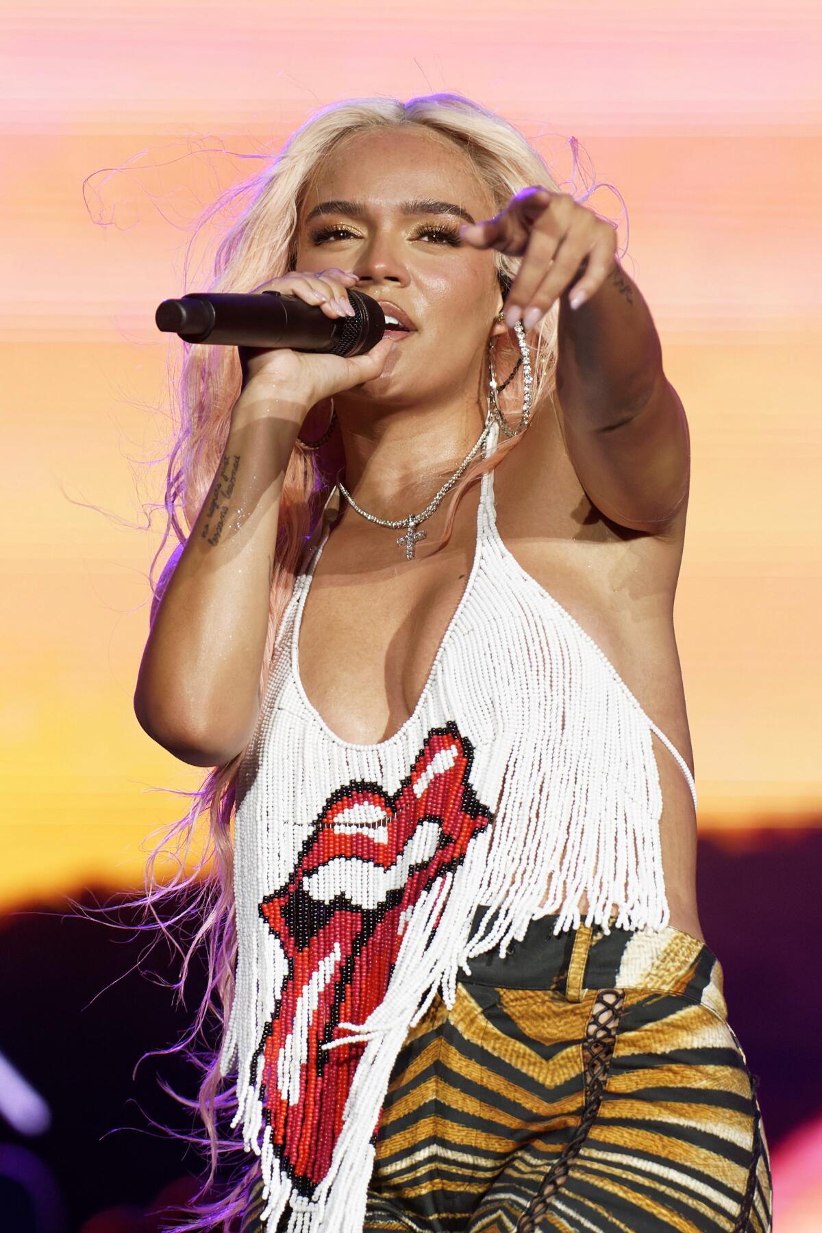 La colombiana Karol G lleva su reggaetón al Rose Bowl de Pasadena el viernes y sábado.