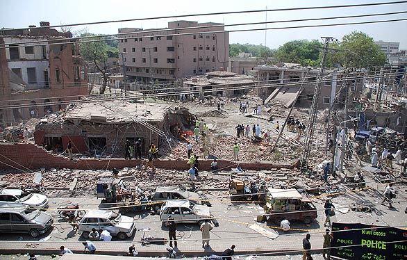 Car bomb in Pakistan kills 30