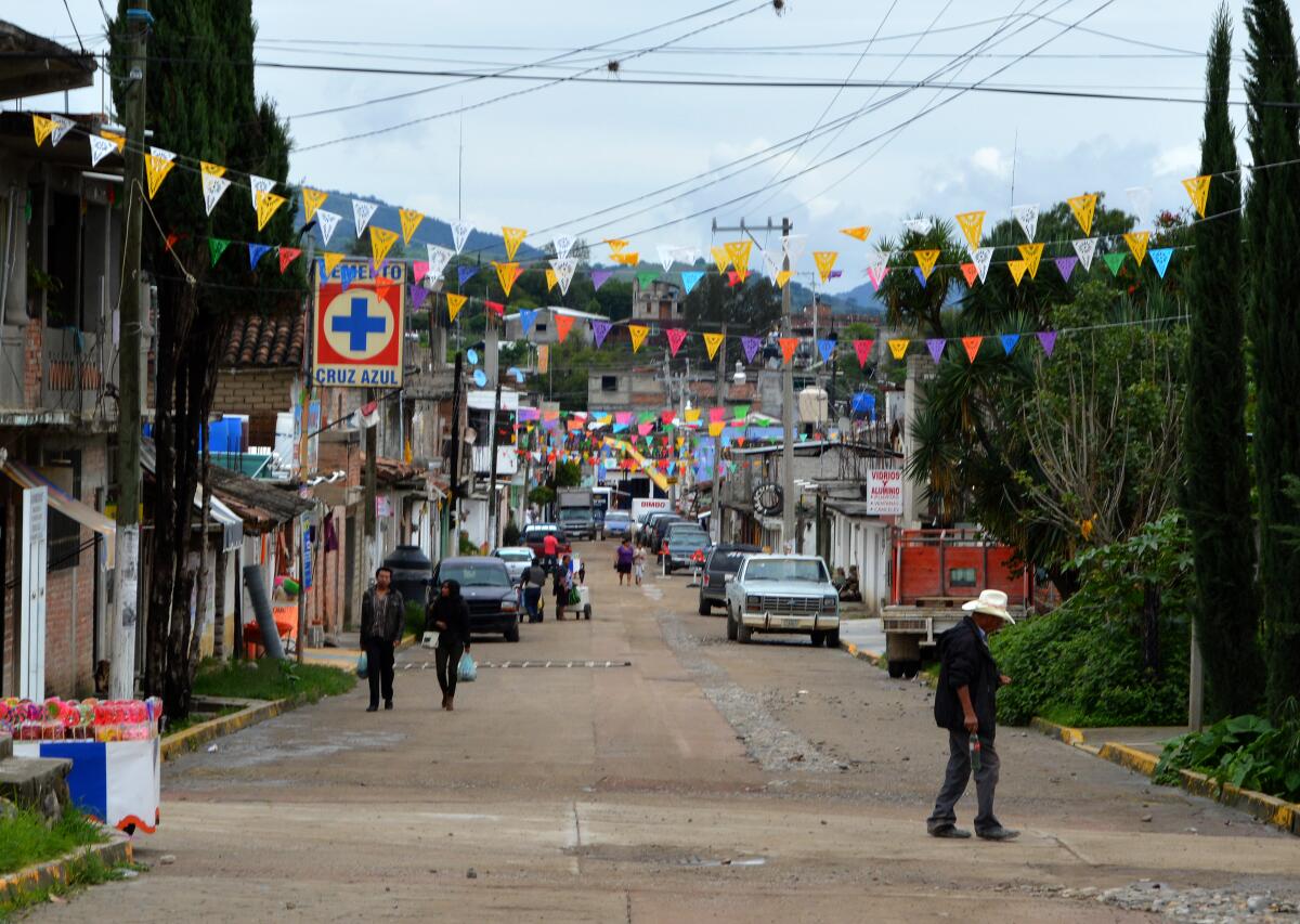 La calle principal atraviesa San Juan Mixtepec, México.
