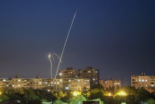 Cohetes rusos lanzados contra Ucrania desde la región rusa de Belgorod, vistos desde Járkiv, Ucrania, la noche del domingo 4 de junio de 2023. (AP Foto/Vadim Belikov)