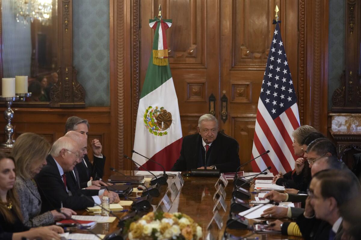 El presidente mexicano, Andrés Manuel López Obrador, en el centro, 