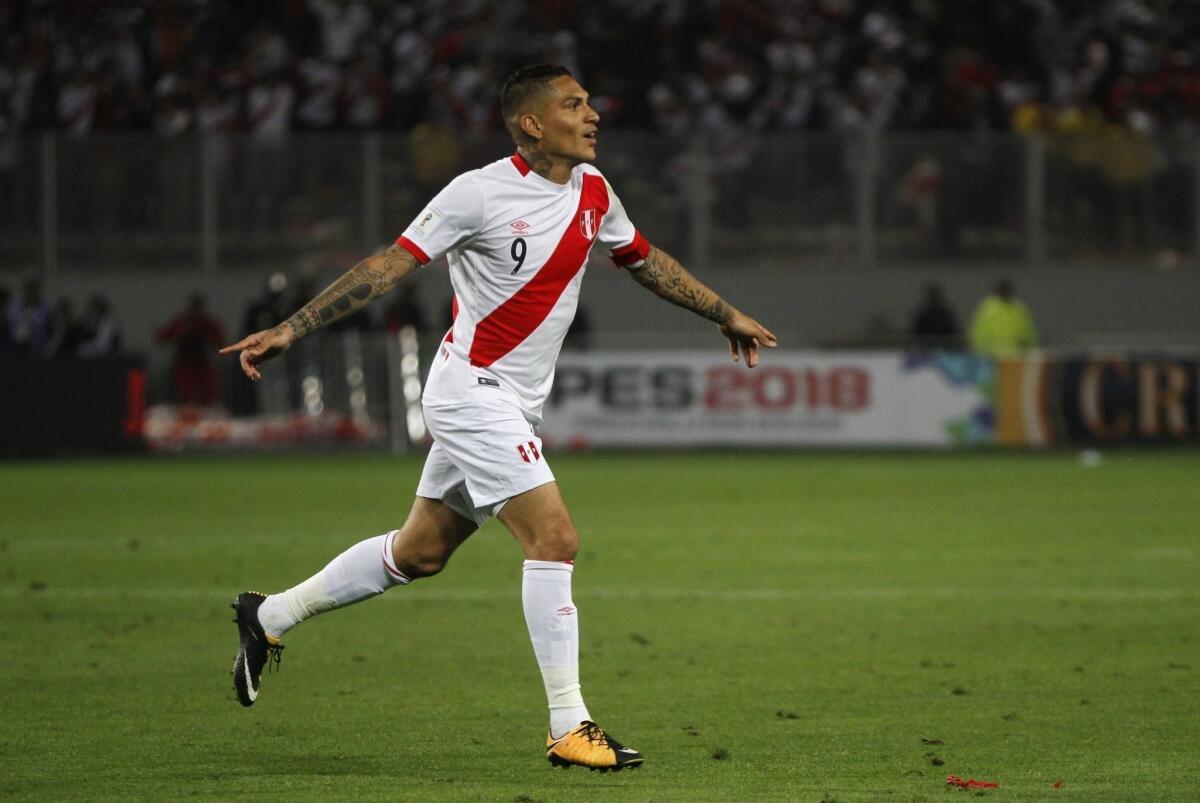 En imagen de archivo del 10 de octubre de 2017, el delantero Paolo Guerrero festeja con la selección de Perú en un duelo clasificatorio para la Copa del Mundo 2018 en Lima, Perú.