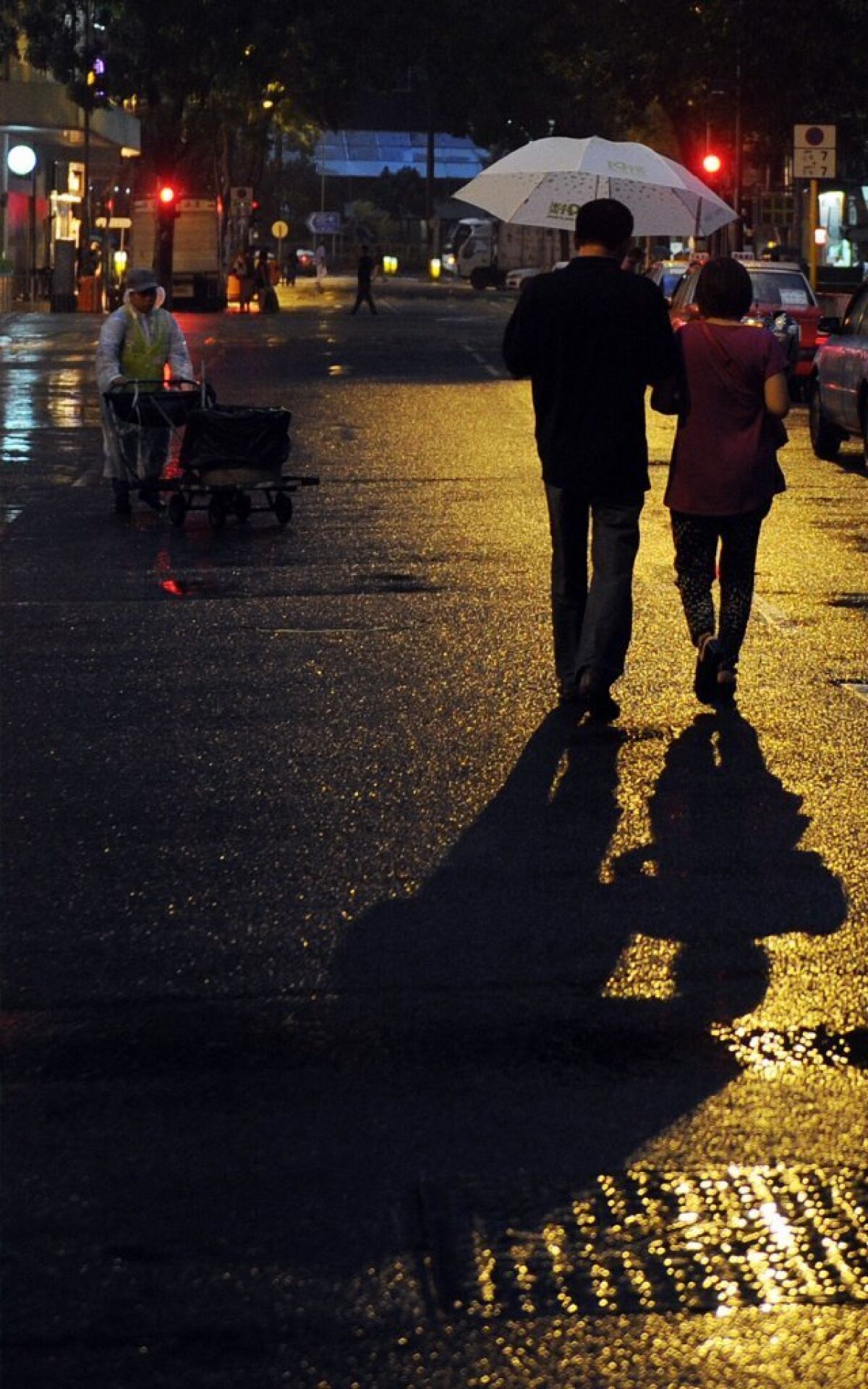 Men will walk slower for a romantic partner, a study shows.