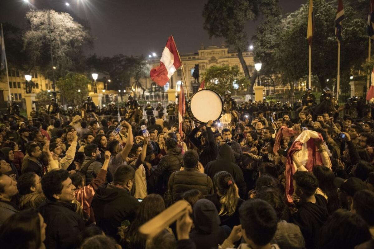 Manifestantes que se habían reunido para protestar contra los legisladores que impulsaban una votación para seleccionar una lista casi completa de nuevos magistrados para el Tribunal Constitucional, continúan fuera del Congreso después de que el Presidente Martín Vizcarra disolviera la legislatura en Lima, Perú.