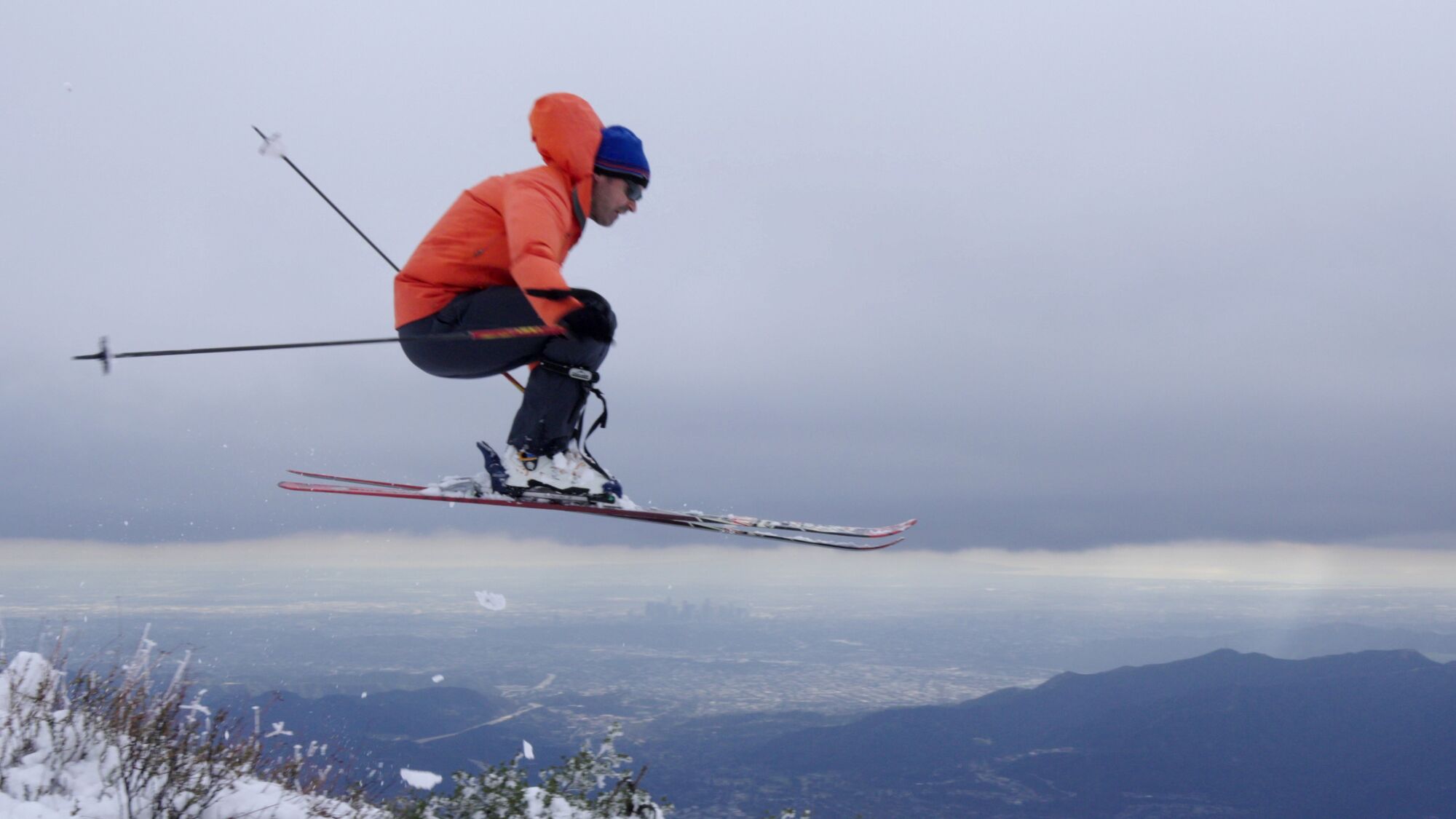 Al Preston et ses amis s'amusent sur un saut à ski qu'ils ont formé sur le côté est du mont Lukens.