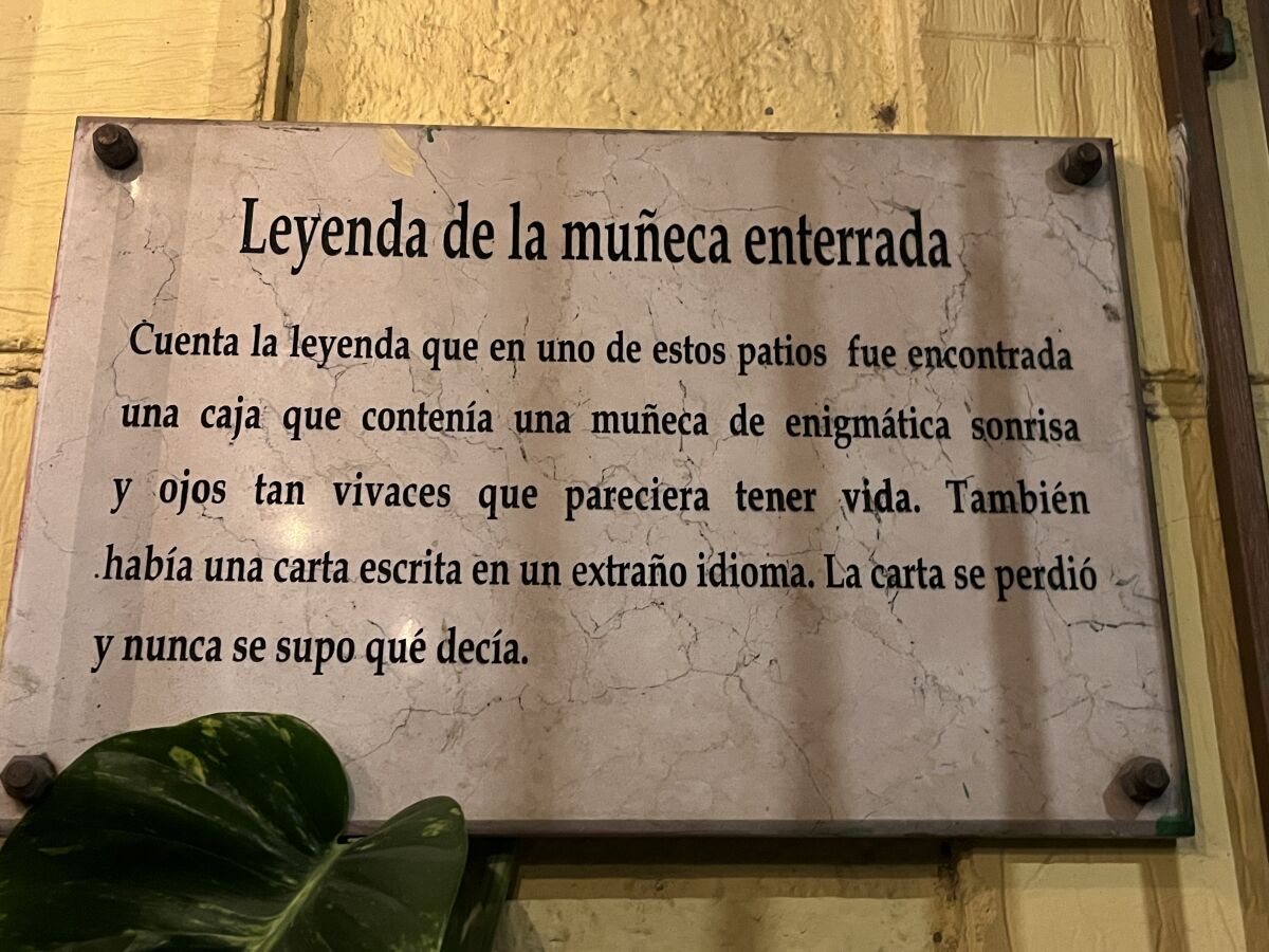 A plaque in Monterrey bears a text and a header that reads: "Leyenda de la muñeca enterrada" — legend of the buried doll.