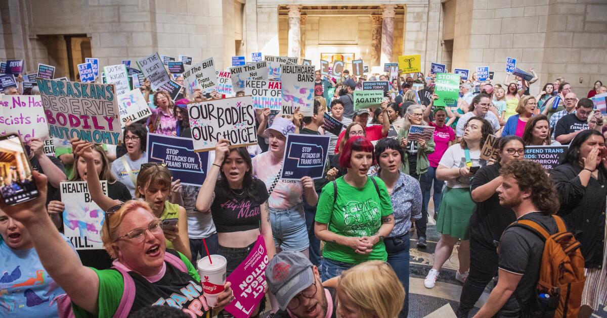 La Corte Suprema de Nebraska ratifica la ley que restringe tanto la atención médica para jóvenes transgénero como el aborto